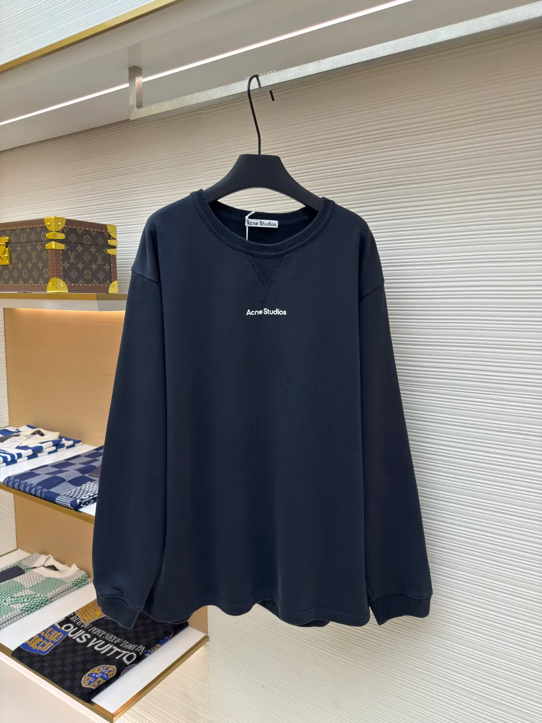Acne Studios logo sweatshirt ●Authentic product: Purchased and developed for 3400 ●Item number: 1680046-A35 ●Fabric: Pure cotton fabric ●Technology: Positioned cutting machine ●Version: Loose version ●Weight: about 690 grams ●Size: S-M-L-XL ●Description: Customized 100% cotton Zhensoft reactive ink sweatshirt material, soft to the touch, comfortable and skin-friendly, dressed in pure white, a symbol of purity and elegance A triangle of heaven and earth is quietly painted on the chest. The iconic Acne Studios seal logo embellishes the front to increase brand recognition. It outlines a high-end silhouette with extreme simplicity and becomes the smart focus of vision. It shows taste in a silent place and uses glue printing. Use glue liquid paint to print patterns on fabrics. Bake the fabric to fix the printed pattern. The overall wiring is straight and delicate, the fabric is comfortable and soft, and the color is consistent without color difference. It can be matched with the same style to create a fashionable look and control various occasions. Customized accessories, complete with three standards, same style for men and women!